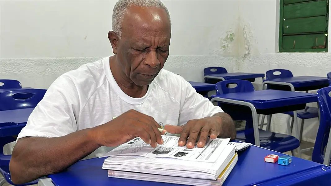 Dia da Alfabetização: idosos econtram em sala de aula um novo ponto de partida
