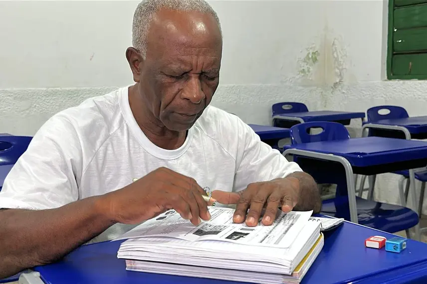 Dia da Alfabetização: idosos econtram em sala de aula um novo ponto de partida