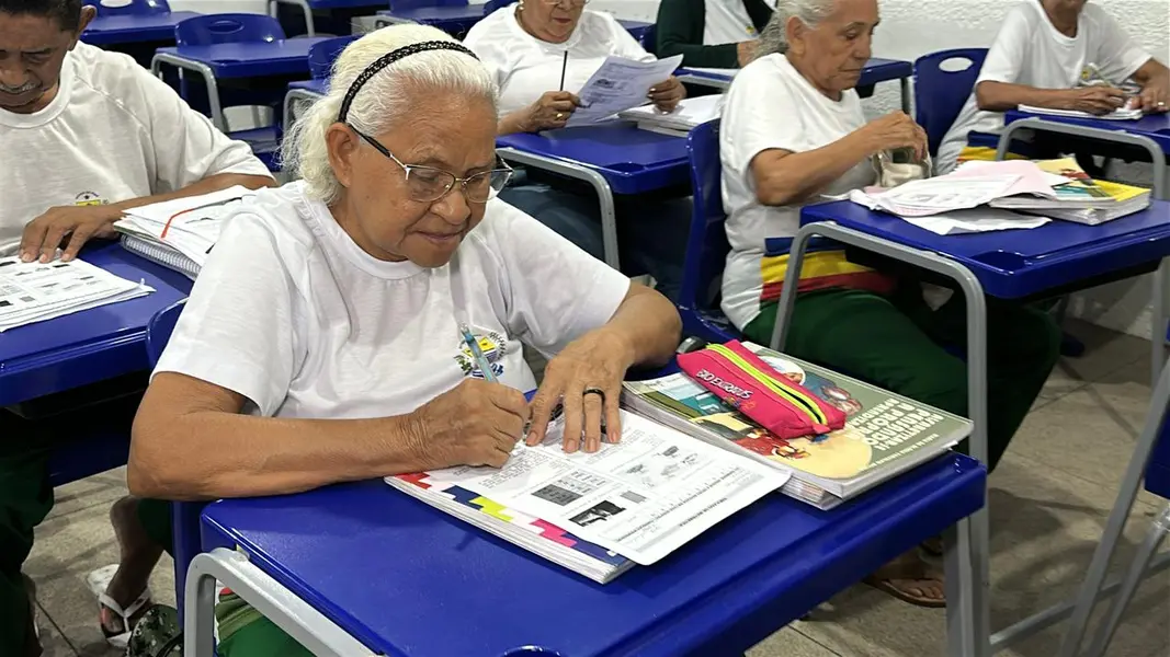 Dia da Alfabetização: idosos econtram em sala de aula um novo ponto de partida