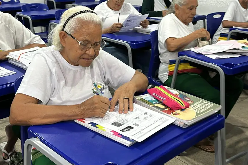 Dia da Alfabetização: idosos econtram em sala de aula um novo ponto de partida