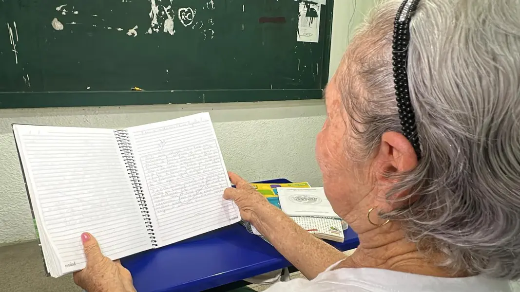 Dia da Alfabetização: idosos econtram em sala de aula um novo ponto de partida