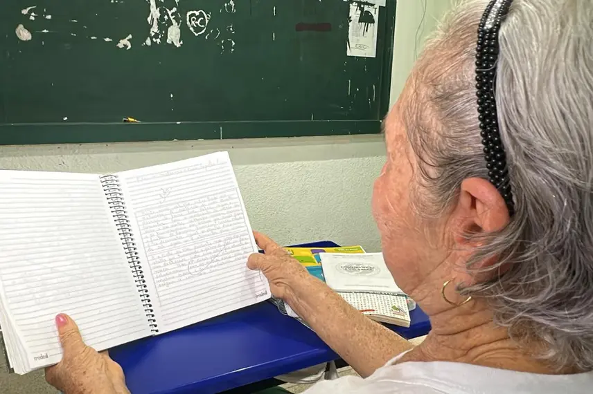 Dia da Alfabetização: idosos econtram em sala de aula um novo ponto de partida