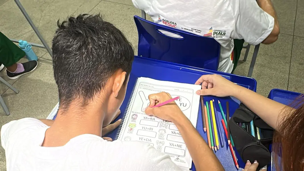 Dia da Alfabetização: idosos econtram em sala de aula um novo ponto de partida