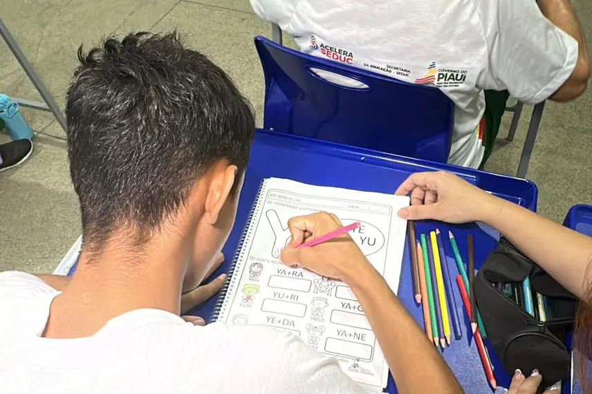 Dia da Alfabetização: idosos econtram em sala de aula um novo ponto de partida
