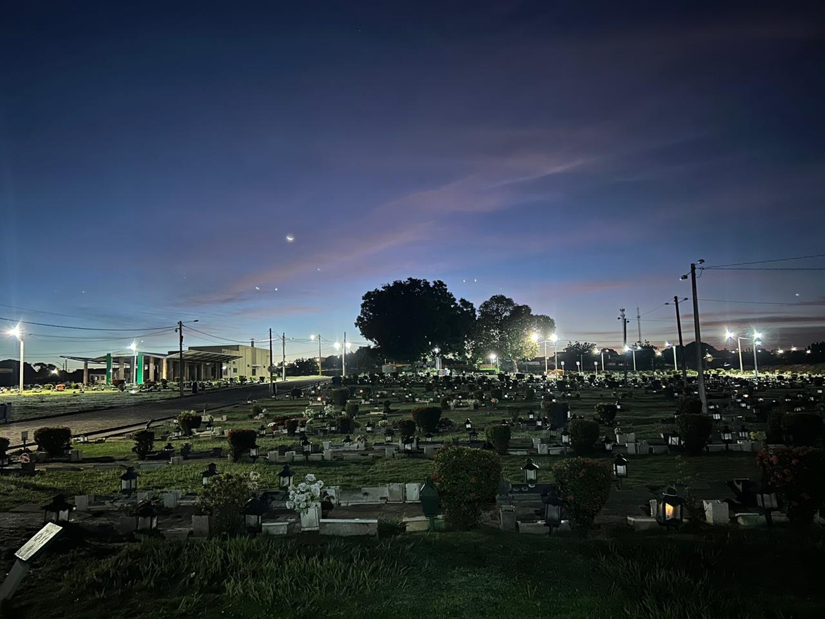 Dia de Finados reúne fiéis em homenagens e recordações nos cemitérios
