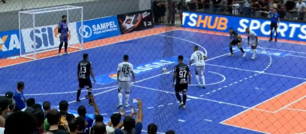 Erik, de pênalti, marca o segundo gol do Traipu contra o Ceará na prorrogação