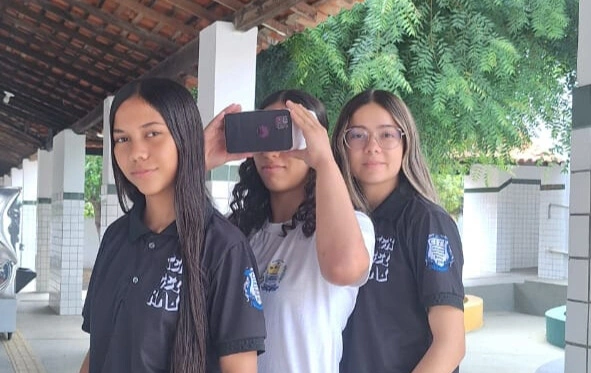 Estudantes piauienses criam óculos de realidade virtual com materiais recicláveis