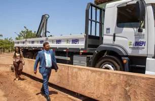 Fernando Lima acompanha aferição da balança do Aterro Municipal (Foto: Thais Vilarinho/Ascom)