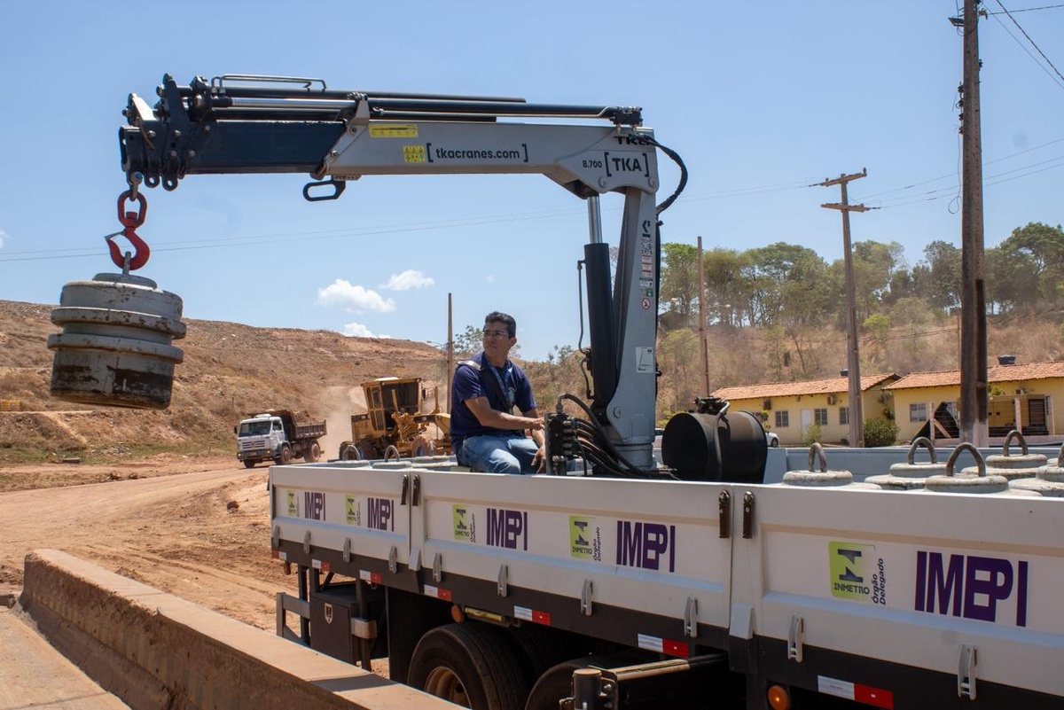 Fernando Lima acompanha aferição da balança do Aterro Municipal