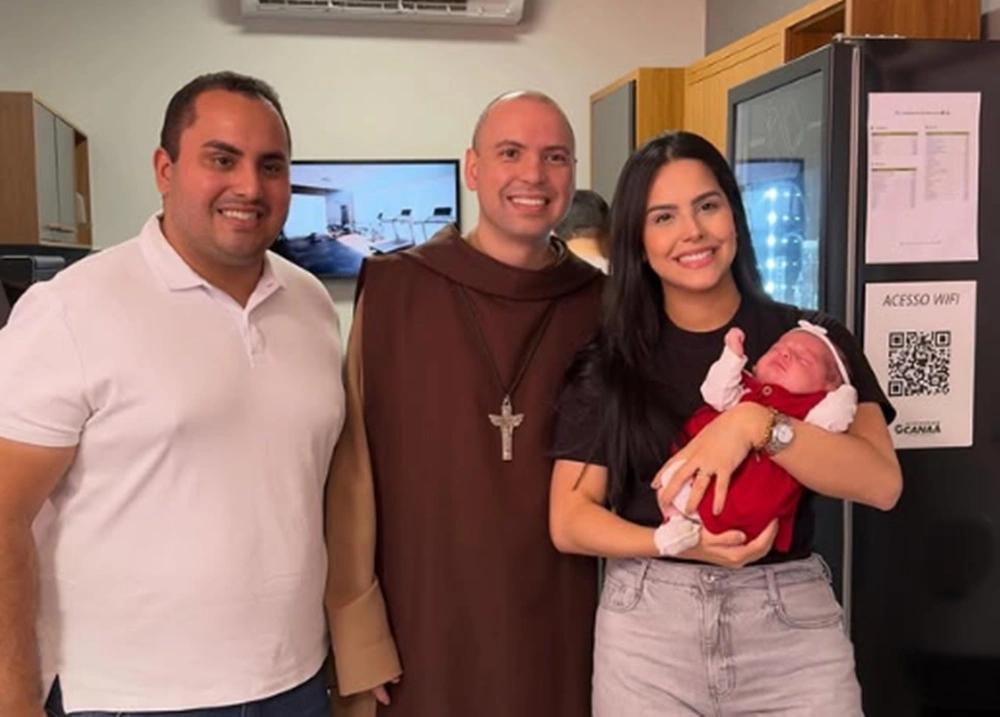 Filha do deputado Georgiano Neto recebe bênção do Frei Gilson em Teresina