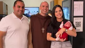 Filha do deputado Georgiano Neto recebe bênção do Frei Gilson em Teresina (Foto: Reprodução)