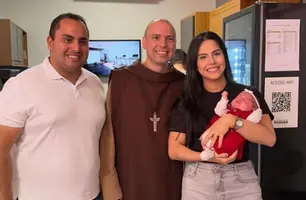 Filha do deputado Georgiano Neto recebe bênção do Frei Gilson em Teresina (Foto: Reprodução)
