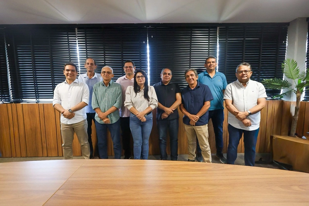 Gilberto Júnior recebe prefeitos para tratar sobre aterro sanitário e limpeza