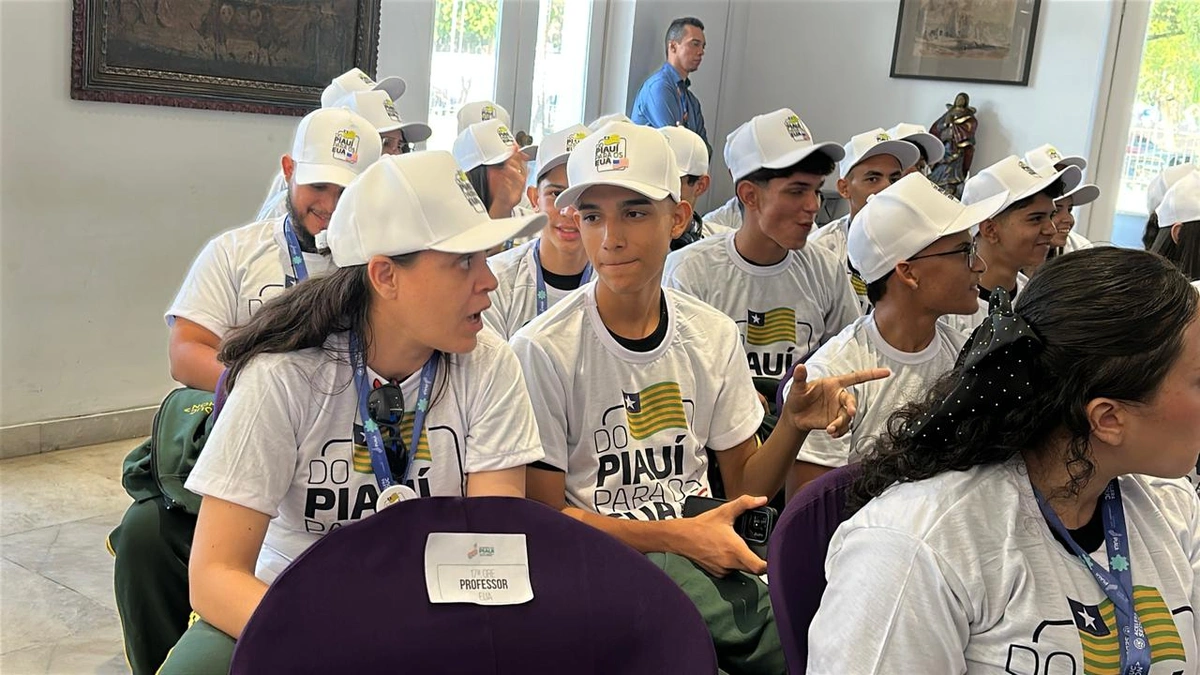 Governador recebe estudantes que embarcam para intercâmbio nos EUA e China