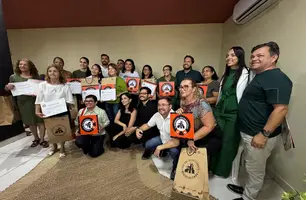 Governo entrega selo de autenticidade a artesãos da Central Mestre Dezinho (Foto: Conecta Piauí)