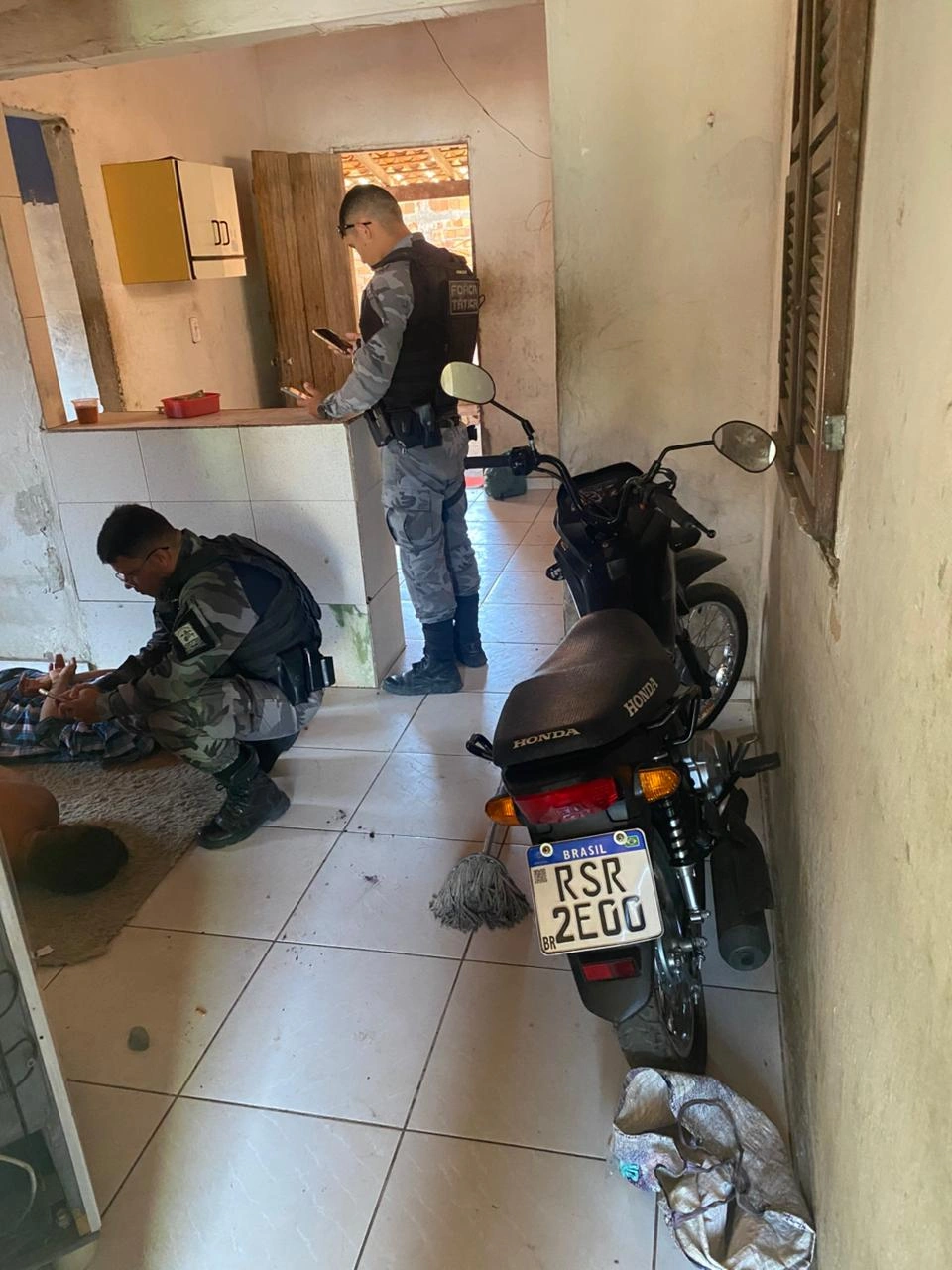 Grupo é preso com motocicleta roubada dentro de residência em Parnaíba