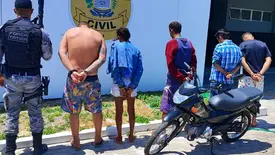 Grupo é preso com motocicleta roubada dentro de residência em Parnaíba (Foto: Divulgação/PMPI)
