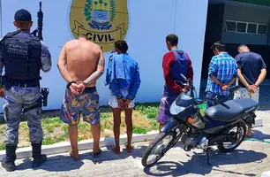 Grupo é preso com motocicleta roubada dentro de residência em Parnaíba (Foto: Divulgação/PMPI)
