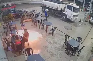 Homem acende cigarro ao lado de caminhão de combustível e incendeia posto em Timon (Foto: Reprodução)