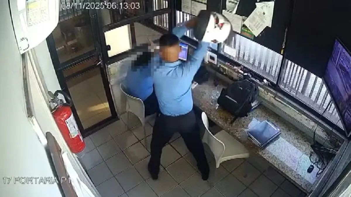 Homem agride colega com capacete em portaria de condomínio em Salvador