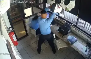 Homem agride colega com capacete em portaria de condomínio em Salvador (Foto: Reprodução)