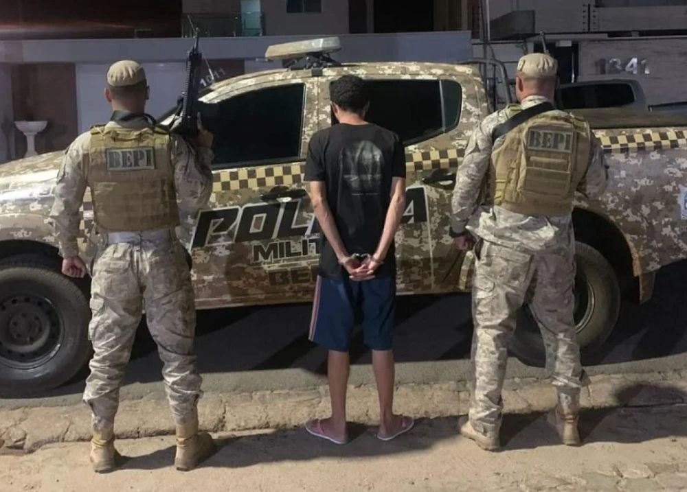 Homem com passagem pela polícia é preso com crack em Picos