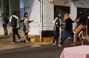 Homem é agredido após ser flagrado perseguindo adolescente em Caxias (Foto: Reprodução)