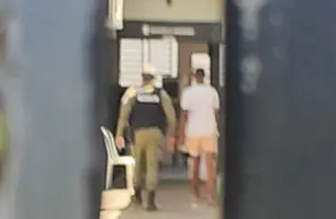 Homem é detido com celular roubado na zona Leste de Teresina (Foto: Repórter 12/Conecta Piauí)