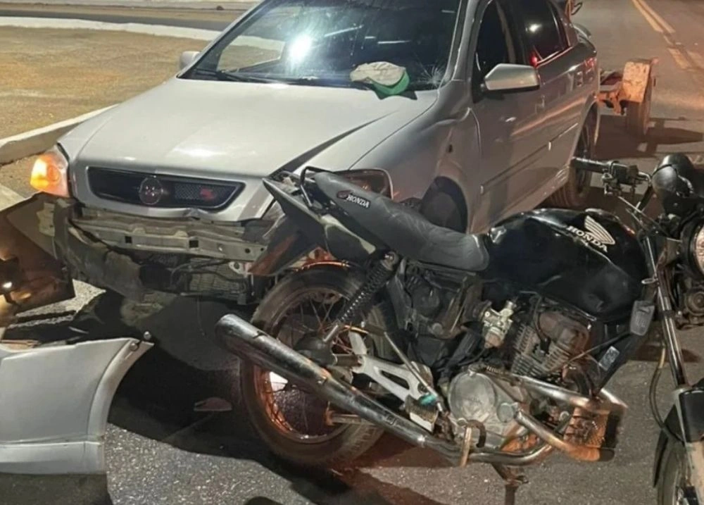 Homem embriagado colide com carro e é flagrado com moto roubada em Paulistana