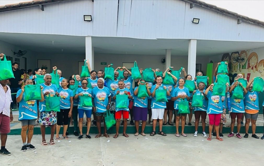 Idosos de Passagem Franca ganham sacolas personalizadas para viagem de lazer