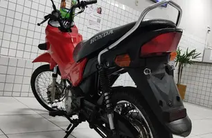 Inteligência da PM localiza moto roubada escondida em área de mata em Parnaíba (Foto: Reprodução)