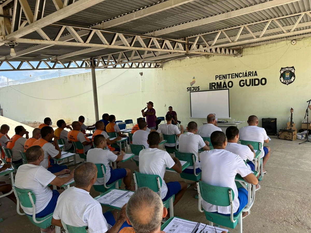 Internos da Irmão Guido participam de revisão preparatória para o Enem PPL