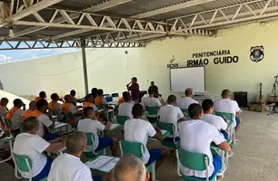 Internos da Irmão Guido participam de revisão preparatória para o Enem PPL (Foto: Reprodução)