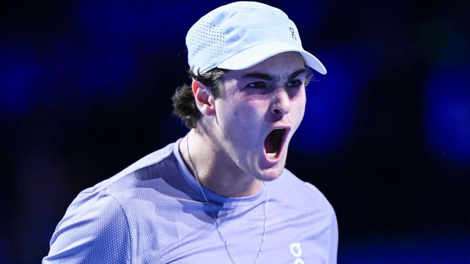 João Fonseca comemora ponto durante a final do ATP 500 da Basileia EFE/EPA/GEORGIOS KEFALAS