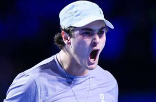 João Fonseca comemora ponto durante a final do ATP 500 da Basileia EFE/EPA/GEORGIOS KEFALAS (Foto: Georgios Kefalas)