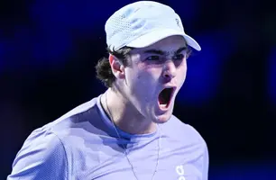 João Fonseca comemora ponto durante a final do ATP 500 da Basileia EFE/EPA/GEORGIOS KEFALAS (Foto: Georgios Kefalas)