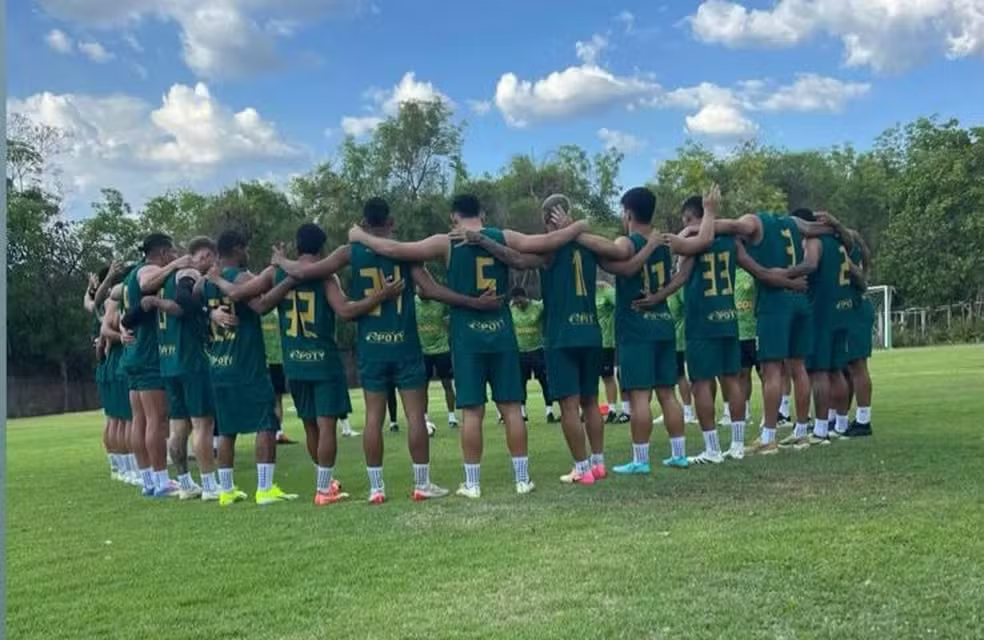 Jogadores do Atlético-PI reunidos na sede social do clube