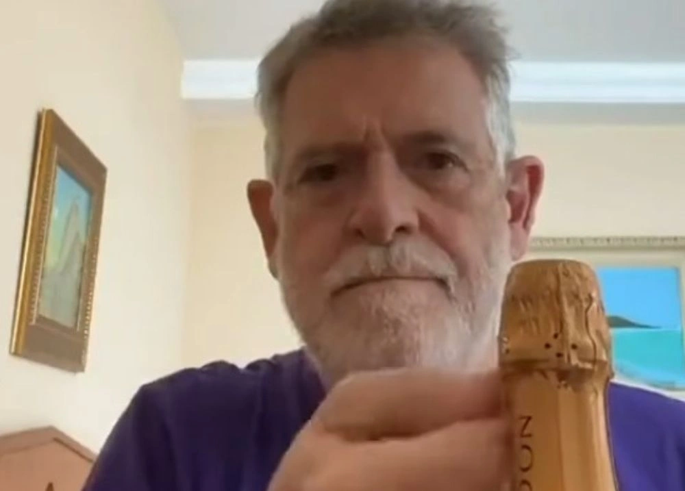 José de Abreu comemora prisão de Bolsonaro com garrafa de Champagne