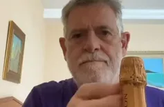 Ator José de Abreu comemora prisão de Bolsonaro com garrafa de Champagne
