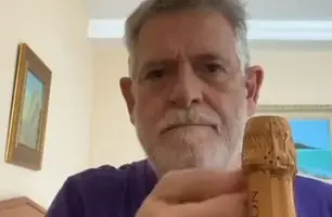 José de Abreu comemora prisão de Bolsonaro com garrafa de Champagne (Foto: Reprodução)