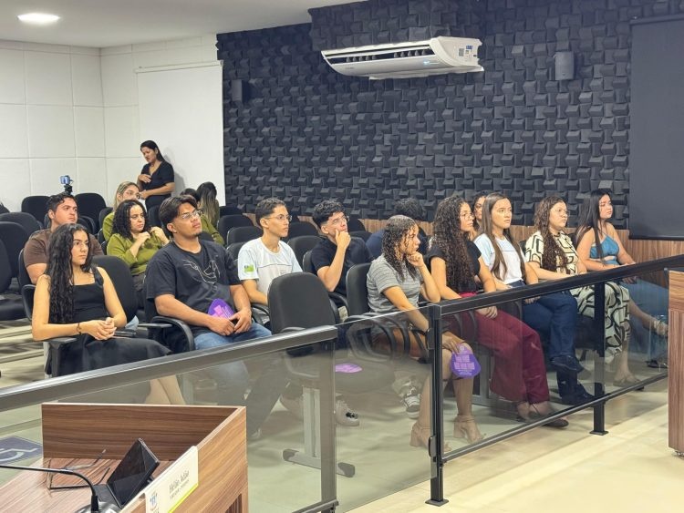 Jovens de Oeiras participam do Parlamento Jovem e vivenciam rotina legislativa