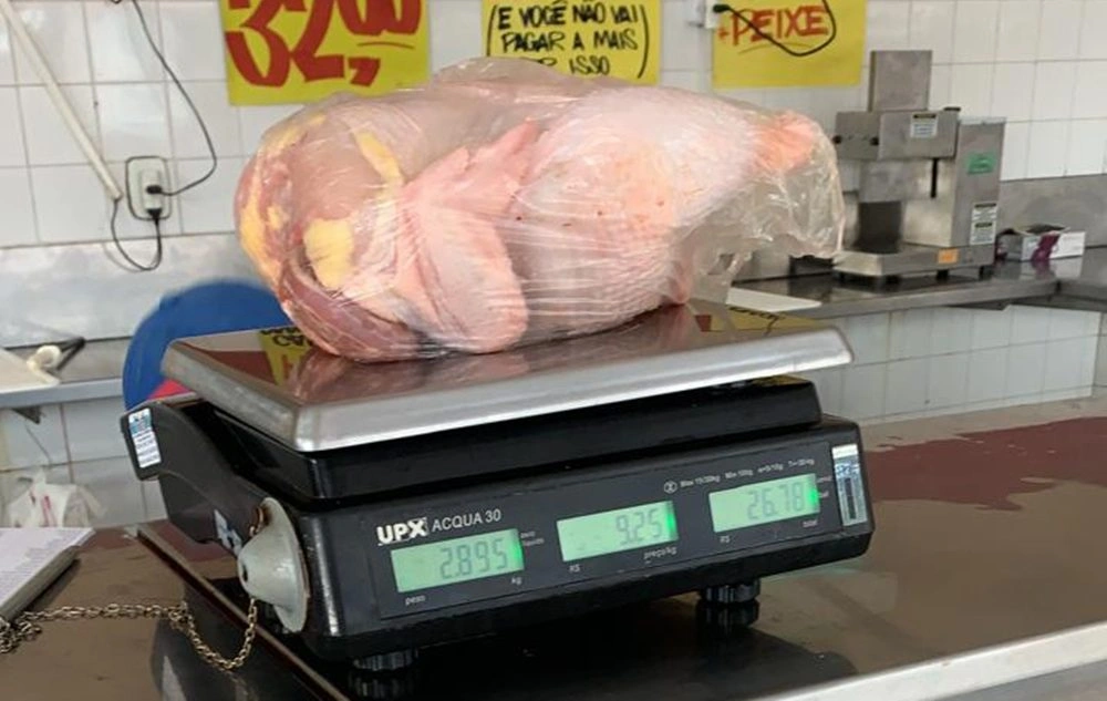 Lavar o frango cru antes do preparo pode fazer mal à saúde; entenda