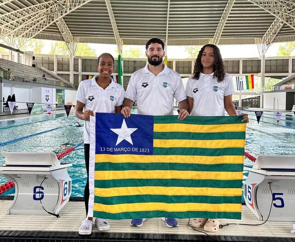 Layla Rodrigues, Iramar Júnior e Geovanna Alburquerque - atletas e técnico da seleção brasileira de natação