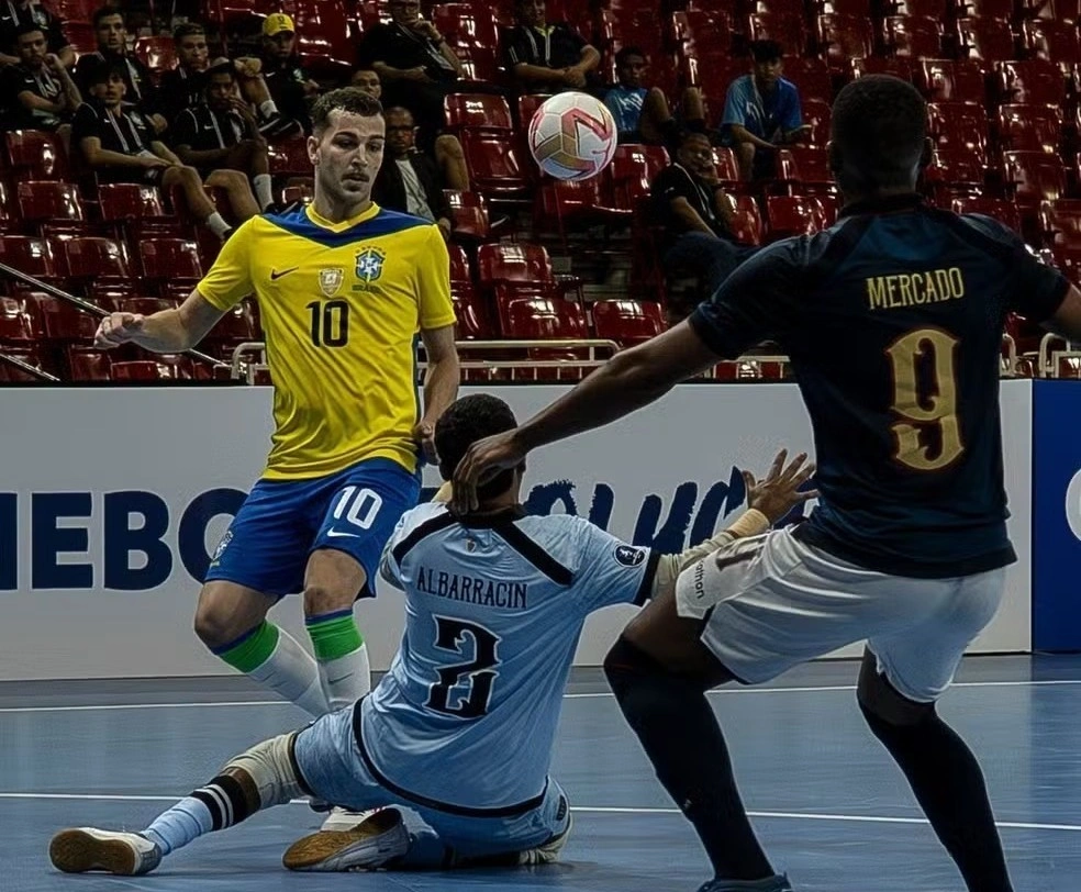 Leó Brandão, ala do CAP, marca gol pela Liga Evolução de Futsal Sub-23