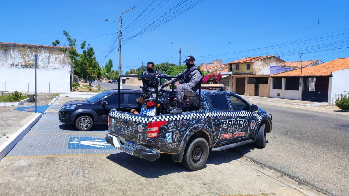 Localização de veículo roubado termina em prisão de cinco pessoas em Parnaíba