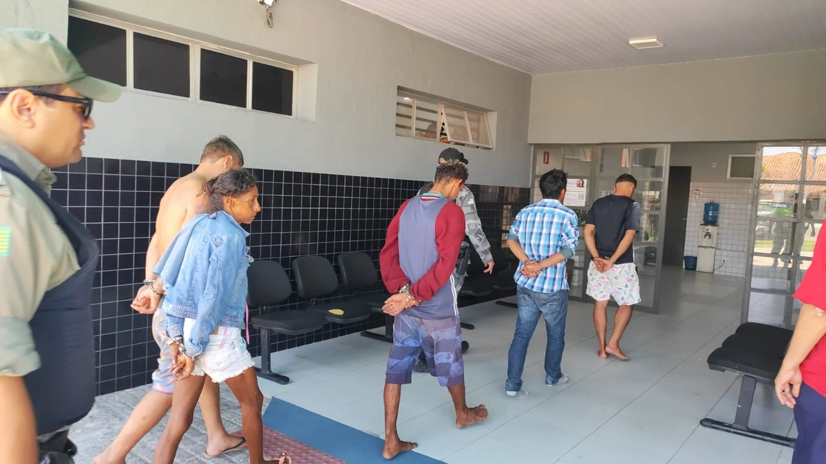 Localização de veículo roubado termina em prisão de cinco pessoas em Parnaíba