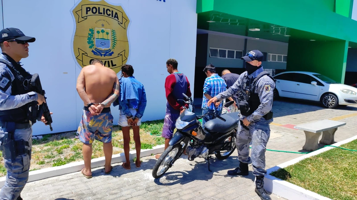 Localização de veículo roubado termina em prisão de cinco pessoas em Parnaíba