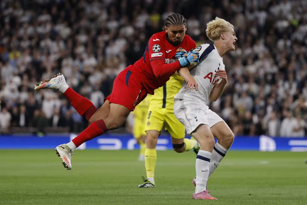 Luiz Júnior e Lucas Bergvall em Tottenham x Villarreal
