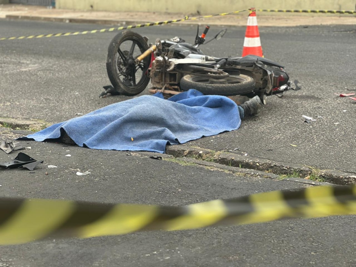Motociclista morre em grave colisão com carro a caminho do trabalho em Teresina