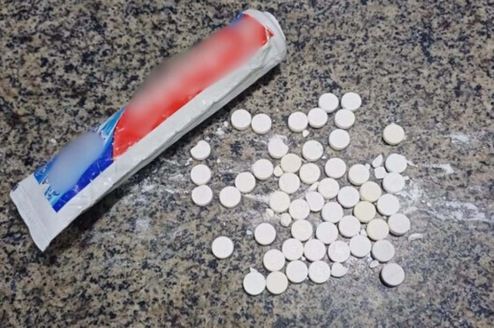 Motorista é flagrado com comprimidos de rebite dentro de tubo de pasta em Parnaíba